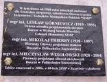 ul. Jarowita 5, tablica z napisem W TYM DOMU OD 1960 ROKU MIESZKALI … L.GÓNIEWICZ, …M.THIERRY…, M.WESOŁOWSKI, 02.12. 2006 r.