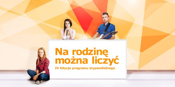 Trzy młode osoby na żółtym tle, przed nimi plakat z nazwą programu stypendialnego