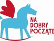 niebieski pegaz z czerwonymi skrzydłami z czerwonym napisem nazwy akcji