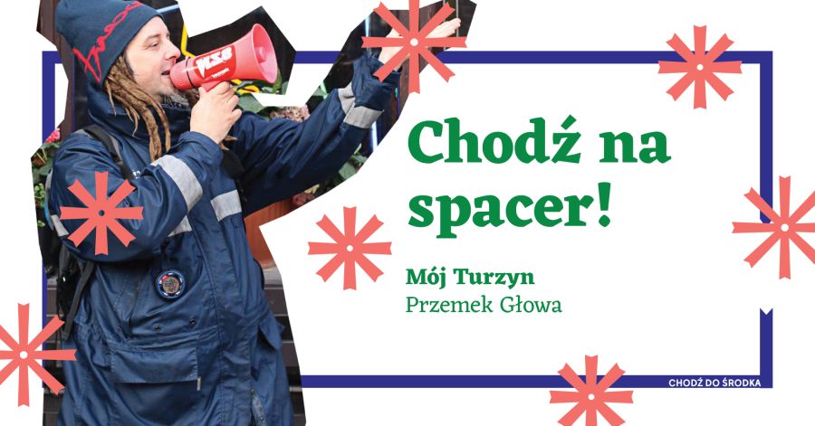 Mężczyzna z megafonem na białym tle