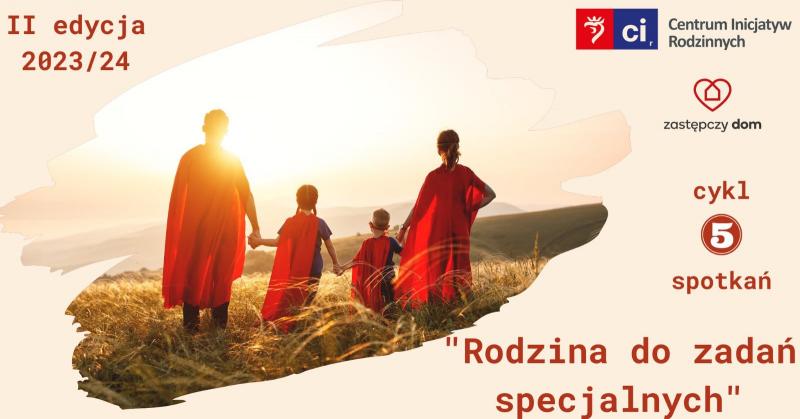 Plakat przedsięwziecia - na tle zachodzącego słońca czteroosobowa rodzina (mężczyzna, dziewczynka, chłopiec, kobieta) stojąca na łące, tyłem do obserwatora. Logotyp organizatora oraz tytuł projektu (znajdują się w treści informcji). 