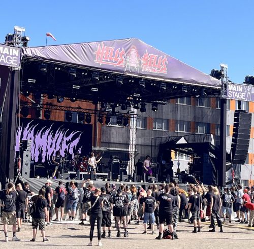 ludzie zgromadzeni przed główną sceną