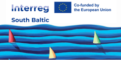 Logo programu południowy bałtyk - na białym tle niebieskie fale, na których dryfują trzy żagle (czerwony, żółty i zielony). Ponadto napis Interreg South Baltic, flaga Unii Europejskiej (na niebieskim tle koło z żółtych gwiazd) oraz napis Co-founded by the European  Union