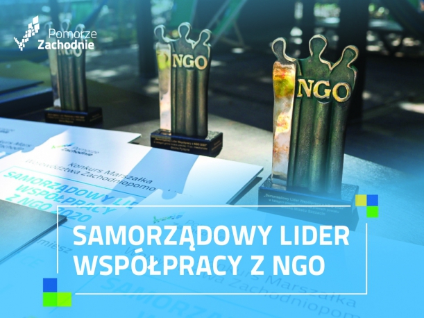 Plakat konkursu - na zdjęciu w tle statuetki oraz dyplomy. Napis z nazwą konkursu "samorządowy lider współpracy z NGO". W lewym górnym rogu logo "Pomorze Zachodnie". Materiał organizatora 