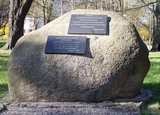 park im.Stefana Żeromskiego, tablice pamiątkowe na głazie narzutowym „MŁODOCIANYM ŻOŁNIERZOM SYNOM PUŁKU…” i "W HOŁDZIE NAJMŁODSZYM ŻOŁNIERZOM...", Jan Kryszkiewicz,1978 r., 2005r.