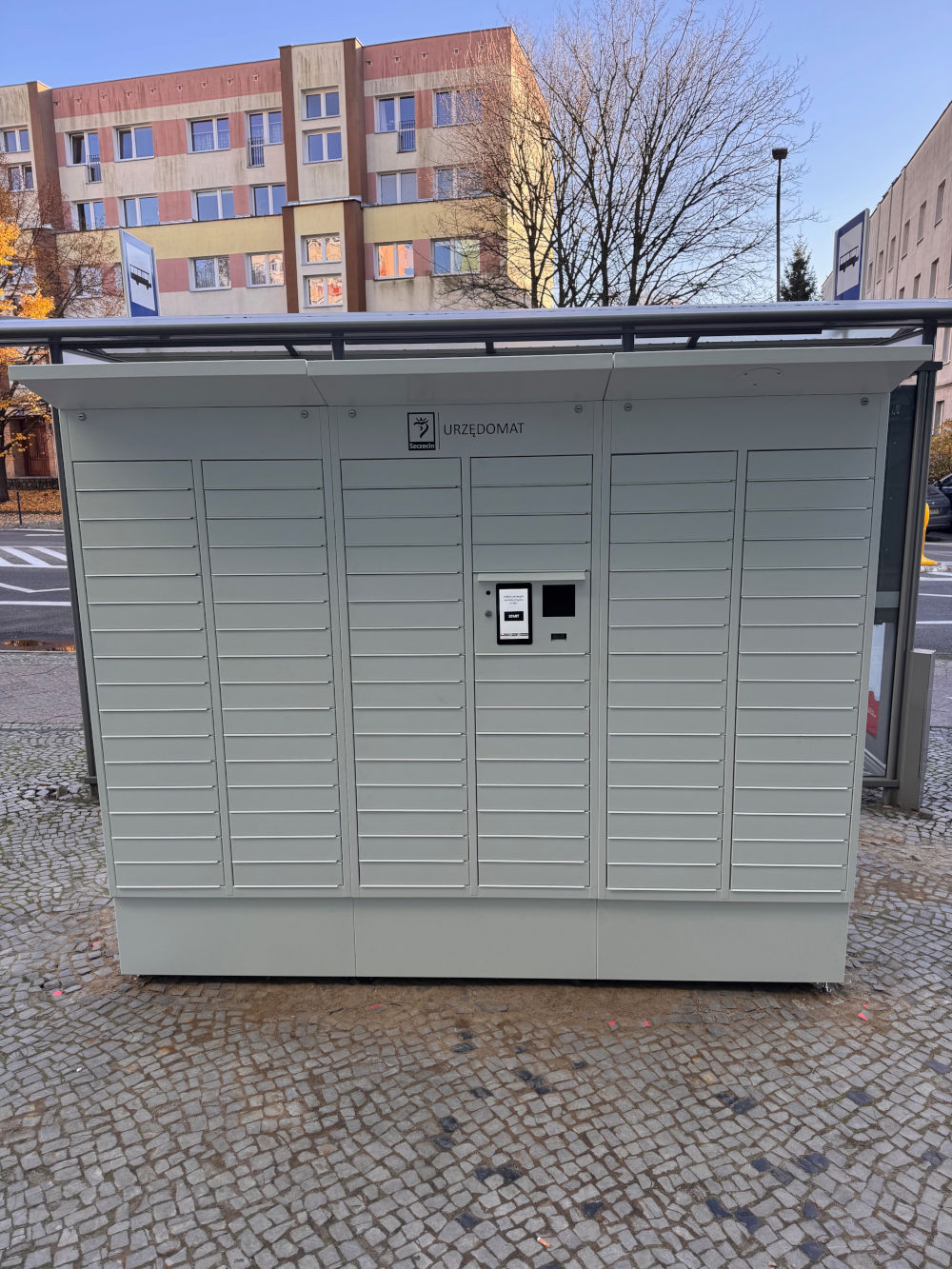 szczeciński urzędomat, biała skrzynka z szufladami na dokumenty otwieranymi po podaniu kodu